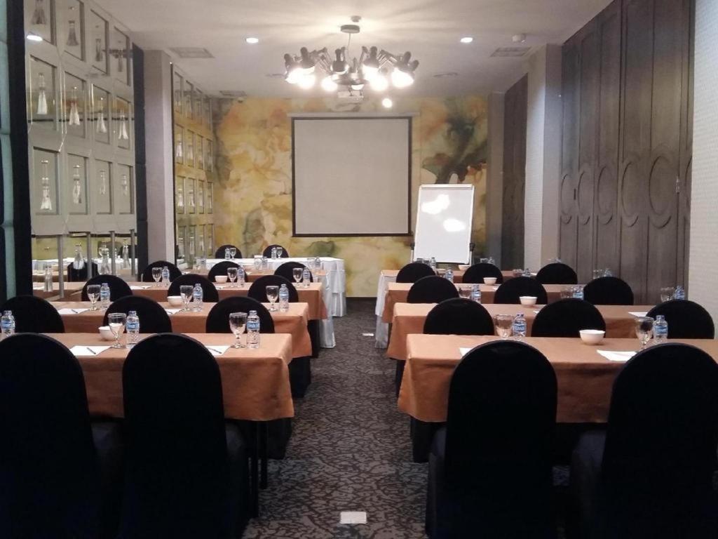 Couleur Hotel Cengkareng Giacarta Esterno foto